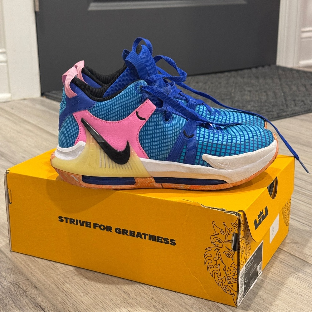 Nike girls 5Y Lebron James Witness VII sneakers